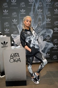 Tampil sporty, Rita Ora jadi sorotan fotografer. Araya Diaz/Getty Images/detikFoto.