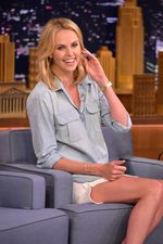 Keriting dan Bercelana Emas, Charlize Theron Nyentrik Banget!