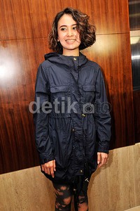 Ayushita memadukan parka birunya dengan legging bercorak. Pool/Noel/detikFoto.