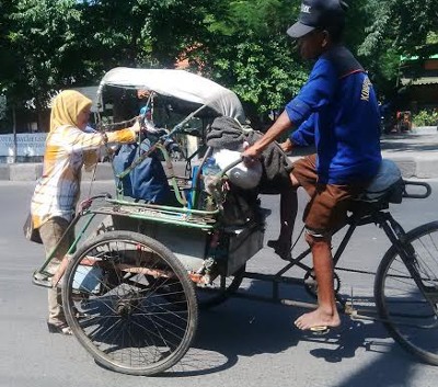 Sebagian Warga Manfaatkan Becak ke Tempat Tujuan