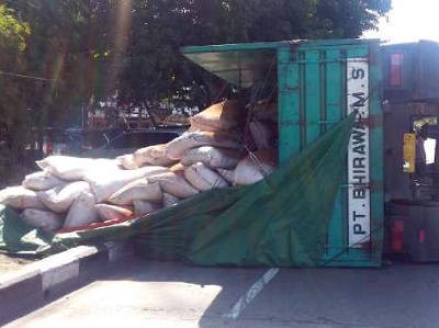 Truk Muat Kopra Terguling Saat akan Putar Balik
