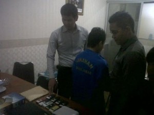 Berbekal Telepon Genggam, Bahar Kuras Uang Puluhan Juta Milik Profesor