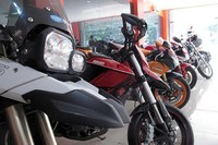 Saat ini ada 10 moge bekas dari beragam merek dan model, di antaranya BMW F800GS 30th Anniversary (2010), Ducati Hypermotard 796 (2013), CBR 1000RR (2011), Honda CRF 250L (2015), dan Harley­Davidson Road Glide Custom (2012). Pool/Marshall Auto Gallery.
