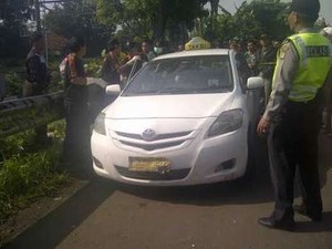 Sarjana Perampas Mobil Bertingkah Aneh Selama di Dalam Taksi Express