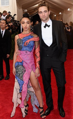 Ultah ke-28, Robert Pattinson Akan Menikah dengan FKA Twigs Tahun Ini?