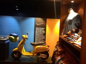 Wah, Bisa Nongkrongin Vespa di Mal Mewah