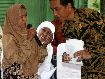 Jokowi Bagikan 3 Kartu Sakti di Kampung Melayu