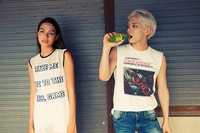 Jonghyun yang tengah meneguk air berpose dengan seorang wanita bule. (SMTOWN)