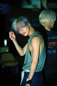 Taemin dengan rambut pirang keunguan tampil dengan kaus tanpa lengan. (SMTOWN)