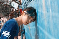 Jika di foto teaser pertama rambut Key tampak warna-warni, di foto teaser ini rambut Key terlihat berwarna coklat dan biru. (SMTOWN)