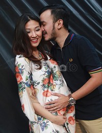 Ruben berpose sambil memegang perut hamil sang istri. Pool/Gus Mun/detikFoto.