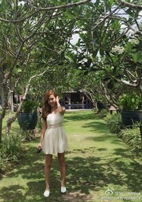 Di beberapa foto yang diunggahnya, kakak Krystal 'f(x)' itu tampil manis dengan dress putih dan flat shoes putih.