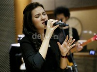 Raisa latihan di sebuah studio di kawasan Gandaria, Jakarta Selatan, Selasa (12/5/2015) malam.