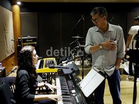 Sang ayah tiba-tiba datang di sela-sela latihan.