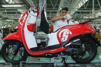 Karyawan AHM melakukan perakitan New Honda Scoopy eSP di pabrik AHM Cikarang, Jawa Barat. Pool/dok AHM.
