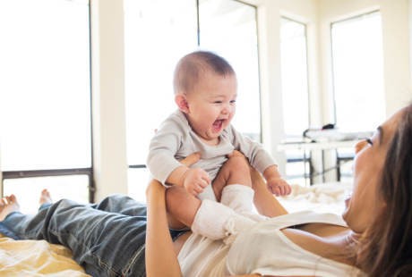 Di Usia Berapa Sih Bayi Sudah Mulai Bisa Tertawa