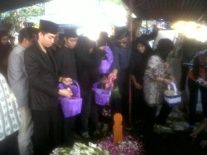 Isak Tangis dan Penghargaan Untuk Ibu Dubes Hery Listyawati Saat Pemakaman