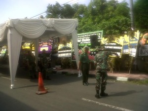 Jenazah Hery Listyawati Segera Tiba, Karangan Bunga Berjejer di Rumah Duka