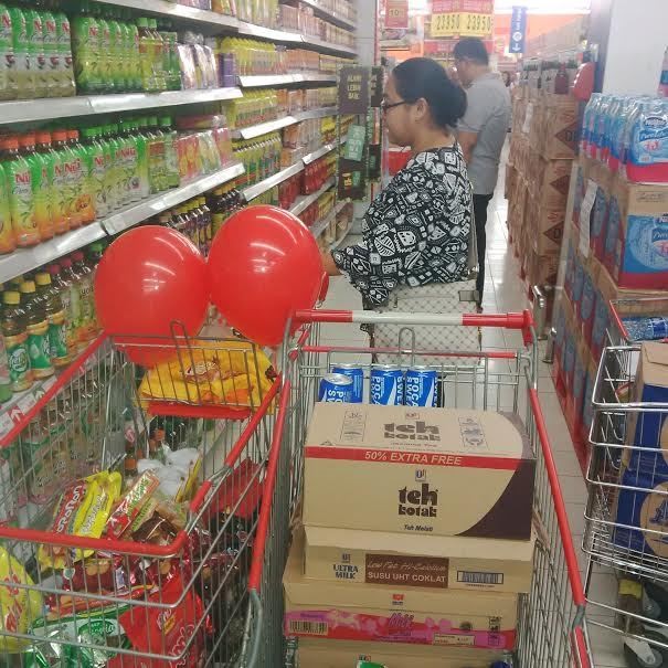 Diskon 10% di Carrefour, Perempuan Ini Borong Mie Instan Untuk Dijual Lagi