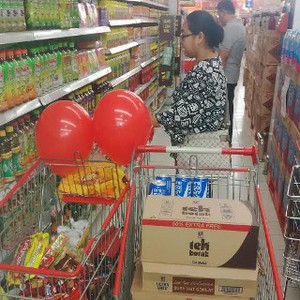 Diskon 10% di Carrefour, Perempuan Ini Borong Mie Instan Untuk Dijual Lagi