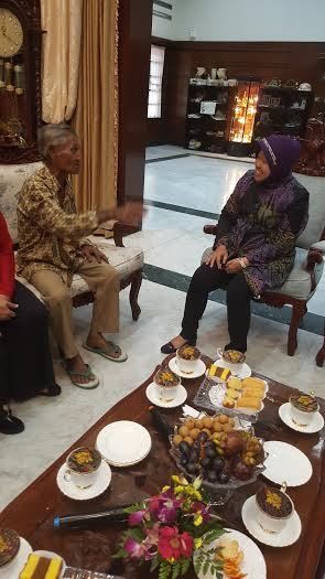Risma dan Pak Tuwek Penambal Jalan Bertemu, Ini Ceritanya