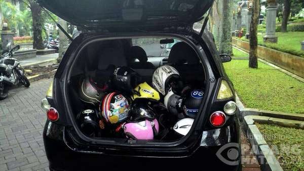 Maling ini Curi Helm Mahasiswa Universitas Brawijaya Pakai Mobil