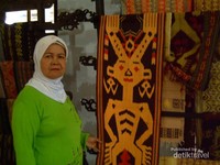 Contoh kain tenun yang dijual di Desa Sukarara Contoh kain tenun yang dijual di Desa Sukarara