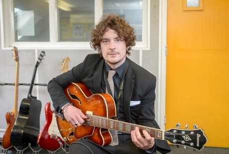 Hebat! Meski Tuli, Pria Ini Sukses Meraih Cita-citanya Menjadi Guru Musik