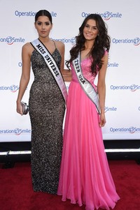 Di sesi foto, ia juga mengajak Miss Teen USA 2014 Katherine Lee Graham untuk berfoto bersama. Dimitrios Kambouris/Getty Images/detikFoto.