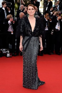 Julianne Moore tampil glamor dibalut dress rancangan Armani. Pascal Le Segretain/Getty Images/detikFoto.