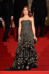 Salma Hayek dibalut gaun hitam dengan motif polkadot rancangan Alexander McQueen. Clemens Bilan/Getty Images/detikFoto.