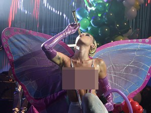 Sambil Topless dan Isap Rokok, Miley Cyrus Pamer Lagu Baru