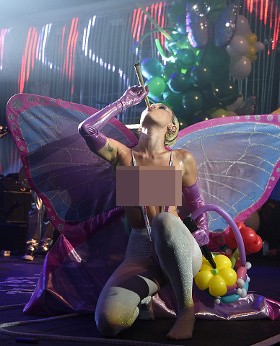 Sambil Topless dan Isap Rokok, Miley Cyrus Pamer Lagu Baru