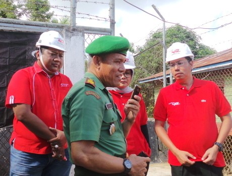 Danramil Sebatik Kapten CHB A.M. Sudirman mengontak melalui RoIP (rns/detikINET) Danramil Sebatik Kapten CHB A.M. Sudirman mengontak melalui RoIP (rns/detikINET)