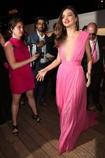 Sexy in Pink! Miranda Kerr Dibalut Gaun Berbelahan Dada Rendah