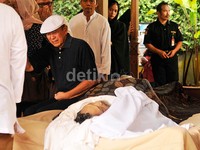 Putu Wijaya tak dapat menyembunyikan rasa sedihnya. Pool/Noel/detikFoto.