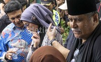 Slamet Rahardjo turut mengantarkan Didi Petet ke peristirahatannya yang terakhir. Pool/Suhar Bimar/detikFoto.