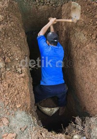 Petugas menyiapkan makam untuk Didi Petet. Pool/Suhar Bimar/detikFoto.