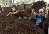 Petugas menggali tanah yang akan dijadikan sebagai tempat peristirahatan terakhir Didi Petet. Pool/Suhar Bimar/detikFoto.