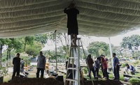Tenda memayungi liang lahat untuk Didi Petet. Pool/Suhar Bimar/detikFoto.