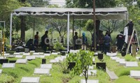 Meski makam masih dalam persiapan, beberapa kerabat almarhum sudah berdatangan ke TPU Tanah Kusir.