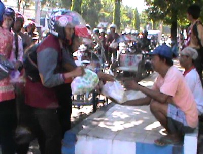 Lulus UN 100%, Siswa SMAN 1 Kraksaan Bagi-bagi Sembako