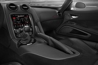 Interior mobil mulai dari panel instrumen, panel instrumen bagian bawah, sandaran tangan di pintu, semuanya dibalut dengan kulit alcantara yang terinspirasi dari balapan. Pool/dok Dodge.