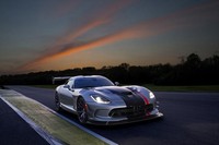 Hanya, hingga kini Dodge belum memberikan keterangan apapun soal harga. Dodge and SRT Brand President and CEO Tim Kuniskis saat memperkenalkan di pabrik Viper menuturkan mobil bertenaga 645 daya kuda ini akan dibuat dengan tangan. Harganya juga bisa lebih mahal lagi karena konsumen bisa memilih sendiri parts sampai 25 juta jenis untuk membangun si Ular dari awal. Pool/dok Dodge.