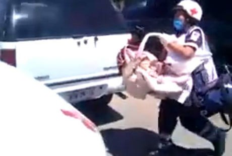 Ibunya Belanja, Bayi yang Ditinggal dalam Mobil Ini Nyaris Dehidrasi