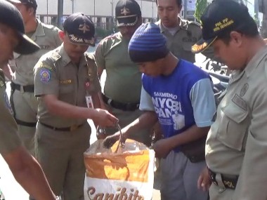 Jarah Puing-puing Kios Pasar Johar, 75 Pemulung Diamankan Satpol PP