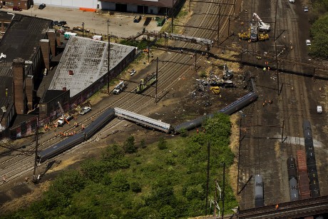 Kereta Amtrak Diduga Terkena Peluru Sebelum Anjlok di Philadelphia