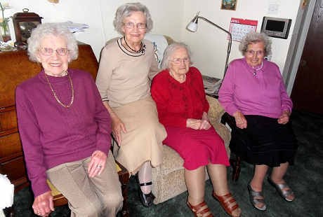 Usia Total 400 Tahun, Ini Kakak-Adik Perempuan Paling Jompo di Dunia