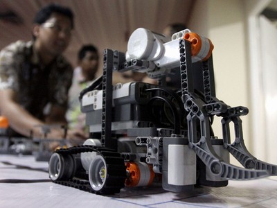 Robot Buatan Karya Anak Bangsa
