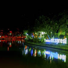 Indahnya Sungai Kalimas Surabaya di Malam Hari